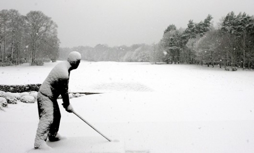 Videó: Ki mondta, hogy térdig érő hóban nem lehet golfozni?